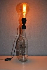 Lampe rhum de nuit Lampe originale composée d'une ampoule sur une bouteille en verre.